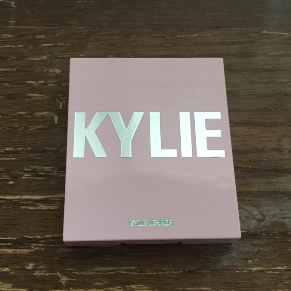 Kylie Cosmetics Pressed Illuminating Highlighter